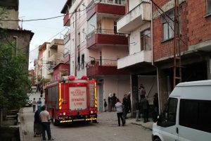 Yangında dumandan etkilenen 4 kişi hastaneye kaldırıldı