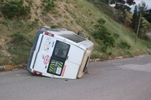 Karabük'te işçi servisi devrildi