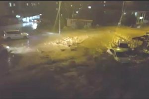 Sel suları otomobilleri önüne kattı