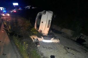 Otomobil eşeğe çarpıp, devrildi!