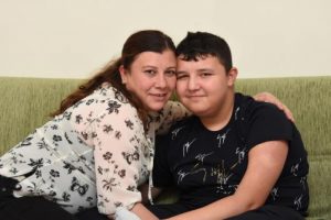 8 yıldır kas hastası oğluna gözü gibi bakıyor