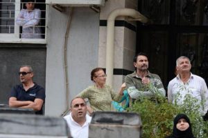 Minik kızı kapıyı kilitledi, anne balkonda mahsur kaldı!
