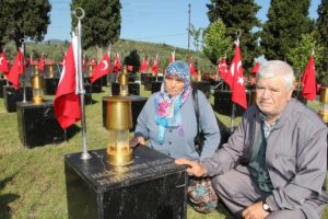 Anneler acının yıl dönümünde maden şehitlerinin mezarında