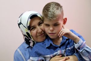 Bursa'da görme engelli evlatlarına ışık oldular
