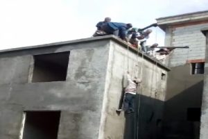 İskele yere düştü, işçi havada kaldı