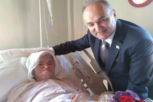 Bakan Faruk Özlü annesini ziyaret etti