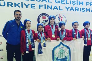 Bursalı sporcular havuzdan altın çıkardı