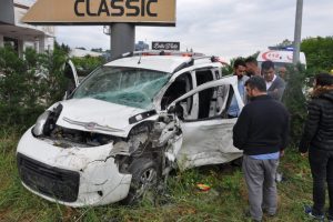 Bursa'da yayaya çarpmamak için direksiyonu kırdı, tarlaya uçtu!