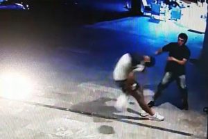 İngiliz genç arkadaşını tek yumrukta yere serdi