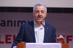 Bakan Arslan: Seçimde oy pusulalarını PTT taşıyacak