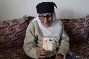 110 yaşındaki Alye nine 'Anneler Günü'nü kutladı