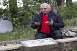 Başbakan annesinin mezarını ziyaret etti