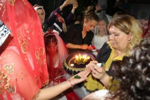 Down sendromlu genç kızlara temsili kına gecesi