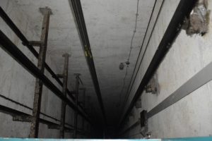 7 kişinin bindiği asansör zemine çakıldı