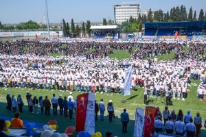 Bursa'da binlerce öğrenci stadyumda kitap okudu
