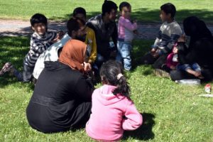 7 çocuğunu birden dilendirirken yakalandılar!