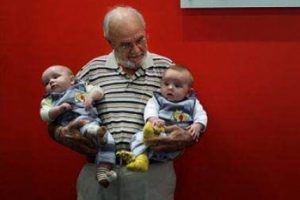 60 yılda 2,4 milyon bebeği kurtardı