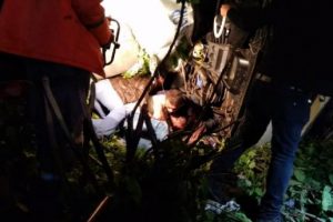 Sıkışan sürücü 3 saatte kurtarıldı