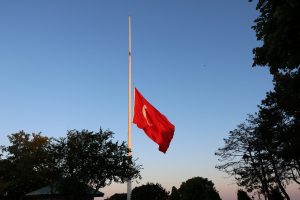 Taksim'deki bayraklar yarıya indirildi!