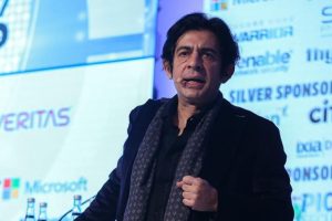 Okan Bayülgen tiyatro oyunlarını milli yas nedeniyle erteledi