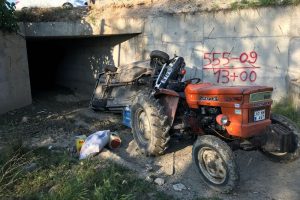 Traktörle otomobil çarpıştı: 8 yaralı