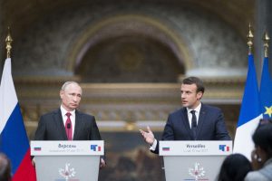 Putin Macron'la görüştü