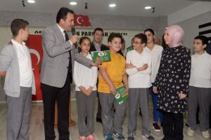 Bursa'da Dündar'dan öğrencilere kitap