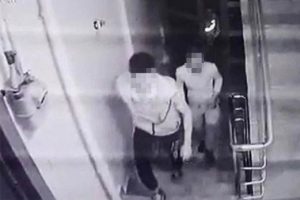 Katları dolaşıp ayakkabıları çaldılar!