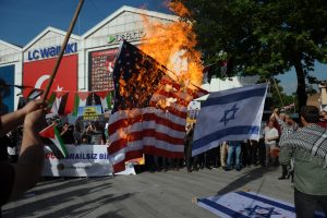 Bursa'da ABD ve İsrail bayrakları yakıldı