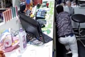 Emekleyerek çaldı, tuvalet camından kaçtı!