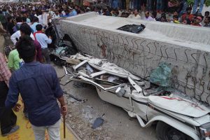 Hindistan'da üst geçit çöktü: 18 ölü