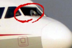 Kokpit camı patlayınca pilot dışarı fırladı!