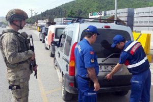 Bursa'da yeni kıyafetlerini giyen jandarmaya vatandaşlardan tam not