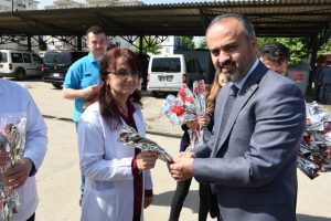 Başkan Aktaş'tan Bursa'da hemşirelere 'karanfilli' kutlama