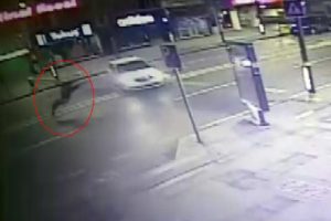 Motosiklet sürücüsü metrelerce uçtu