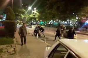 Eşinin yanında laf attılar