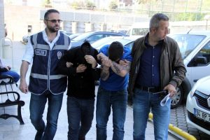 Park halindeki araçlardan hırsızlık yapan 2 kişi yakalandı