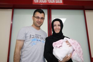 Parmak bebek yaşama tutundu
