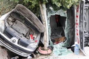 Freni boşalan kamyon 3 araca çarptı