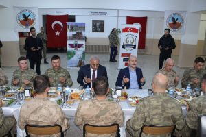 Bakan Soylu İran sınırında Mehmetçik ile sahur yaptı