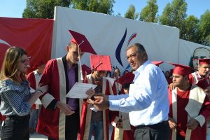 Özel öğrenciler üniversiteden mezun olup, kep giydi
