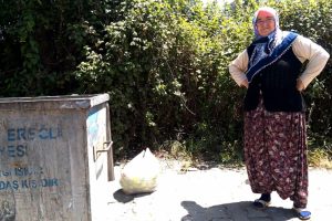 Torunu için çöpten biber topladı