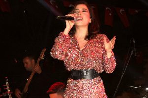 Burcu Güneş, 'Playback yapma' diyen seyirciyi azarladı!