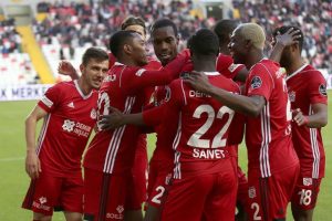 Sivasspor'un yüzü evinde güldü