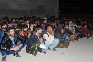 150 göçmeni köprü altına bırakıp gittiler!