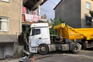 Faciadan dönüldü! Freni boşalan tır...