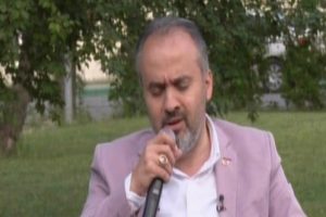 Bursa Büyükşehir Belediye Başkanı Aktaş canlı yayında ilahi söyledi