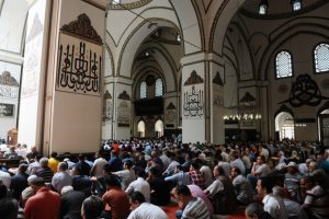 Bursa'da Ramazan'ın ilk cuma namazında camiler doldu taştı!