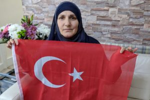 Bayrağı PKK'lılara vermeyen kadın konuştu!