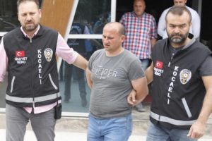 2 kardeşi cep telefonu taksidi için öldürmüş!